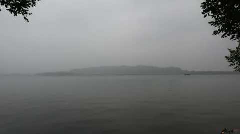 阴雨天下的杭州西湖湖面景色