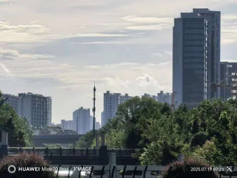 晴空下的城市剪影3