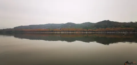 初冬的西湖湖面