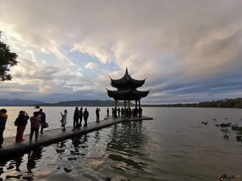 杭州西湖，傍晚时分天边的云彩