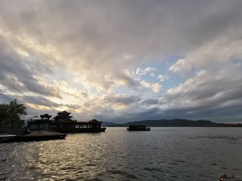 杭州西湖，傍晚时分天边的云彩