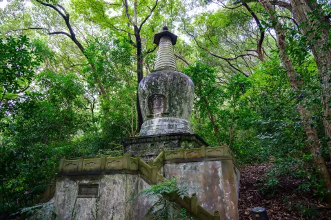 六和塔后山的‌中华古塔博览苑‌1