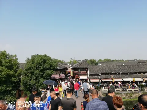塘栖古镇，街头巷尾游人如织