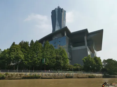 坐游船，观运河两岸风景