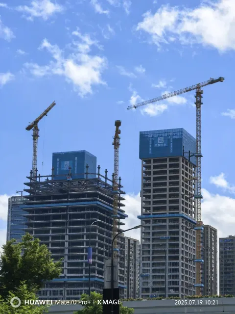 晴空下的城市剪影6