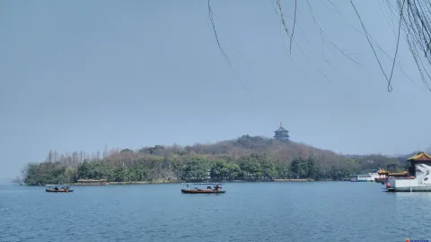 苏堤，西湖手划船