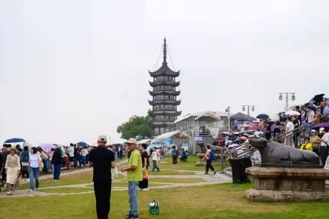 观钱江潮的游客5