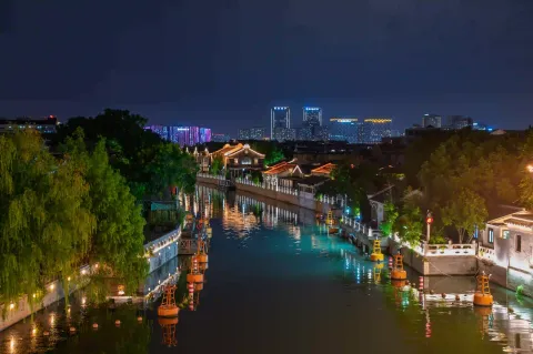 七里山塘外城河的夜景9