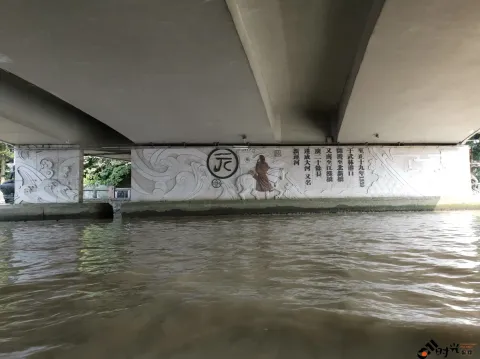 坐游船，观运河两岸风景