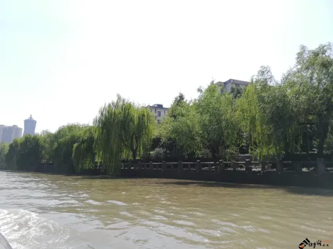 坐游船观运河两岸景色