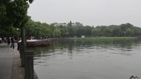 阴雨天下的杭州西湖湖面景色