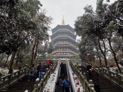雪天下的雷峰塔