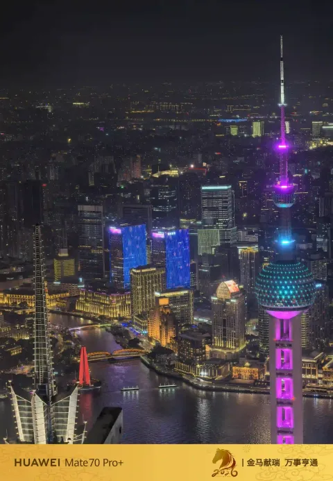 俯瞰夜晚黄浦江与外滩13