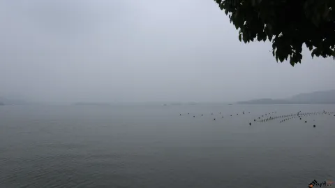 阴雨天下的杭州西湖湖面景色