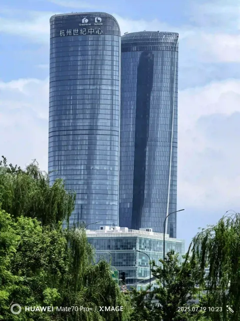 晴空下的城市剪影9