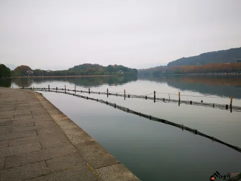 初冬的西湖湖面
