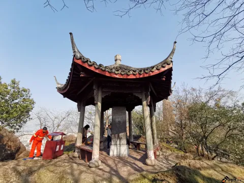宝石山顶，远眺西湖