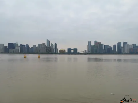 望钱塘江对岸的市民中心