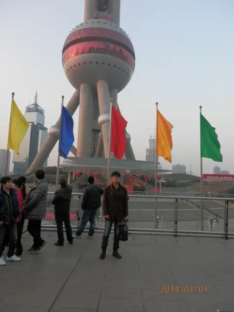 东方明珠塔下留影