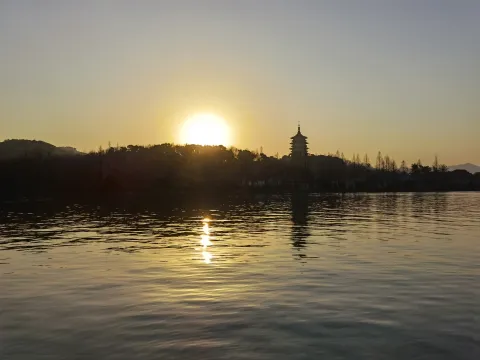 夕阳下的雷峰塔1