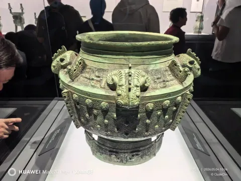 博物馆内展览的青铜器9