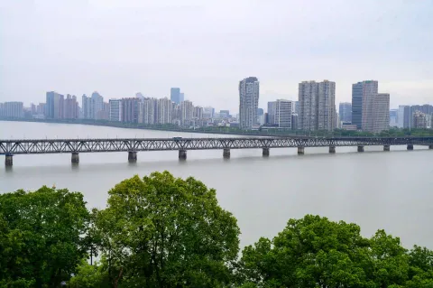六和塔上远眺钱塘江景色8