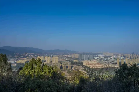 仁皇山上远眺湖城1