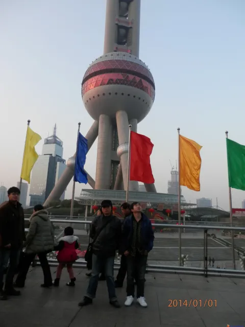 东方明珠塔下留影
