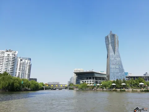 坐游船观运河两岸景色
