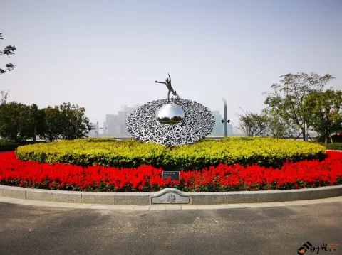 雕塑：傲游云端