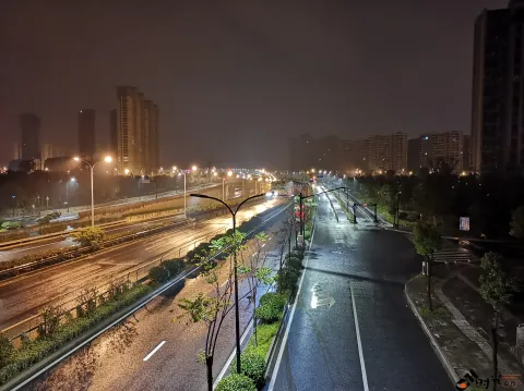 凌晨，天还未亮的街道