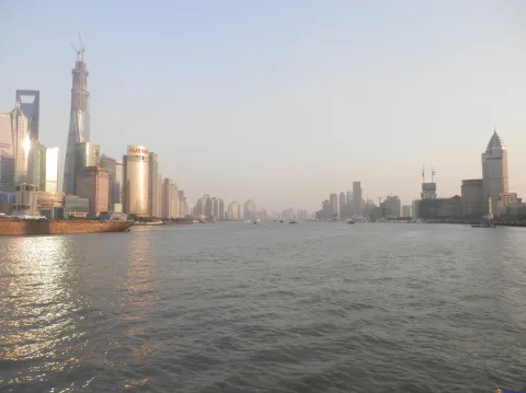 一览黄浦江面风光