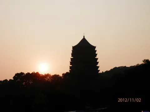 夕阳下的六和塔