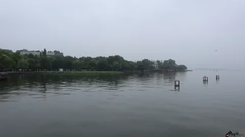 阴雨天下的杭州西湖湖面景色