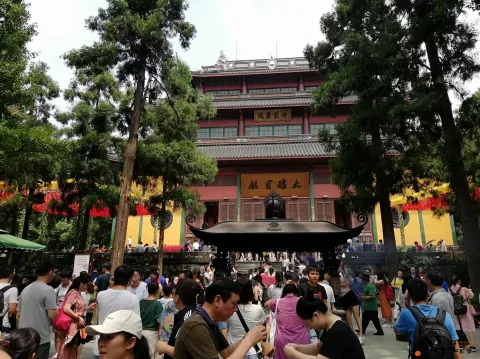 灵隐寺内游人如织