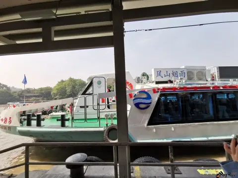 坐游船，观运河两岸风景
