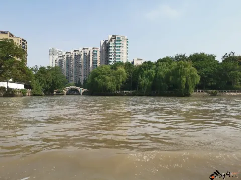 坐游船，观运河两岸风景