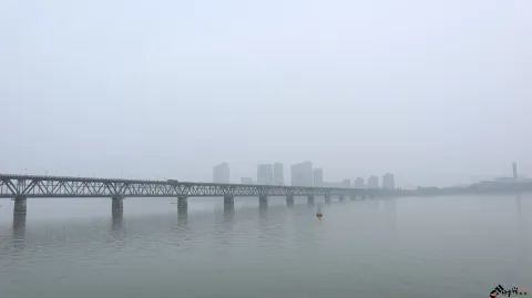 雾气中的钱塘江大桥