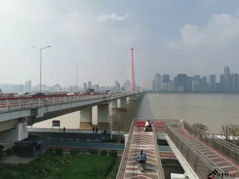 骑行在钱江三桥（西兴大桥）