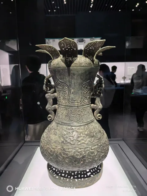 博物馆内展览的青铜器24