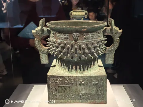 博物馆内展览的青铜器14