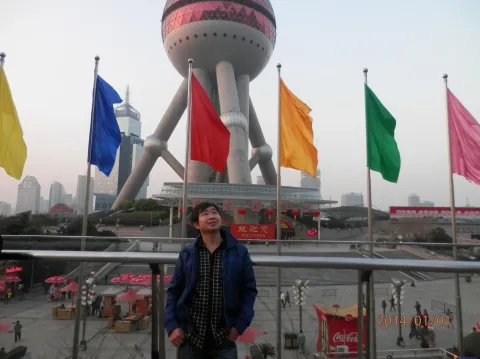 东方明珠塔下留影
