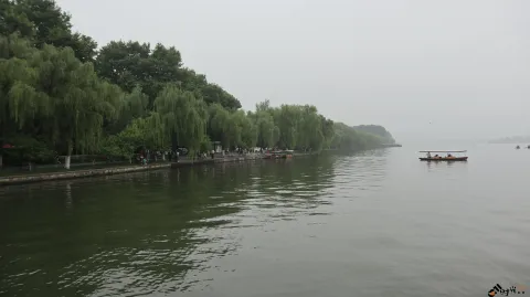 阴雨天下的杭州西湖湖面景色