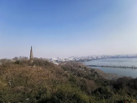 宝石山顶，远眺西湖