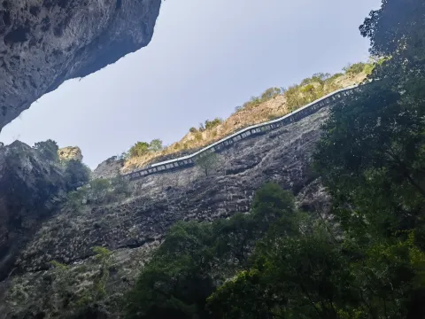 山岩边的玻璃栈桥1