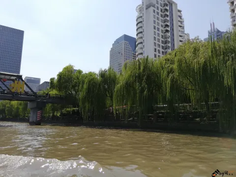 坐游船观运河两岸景色