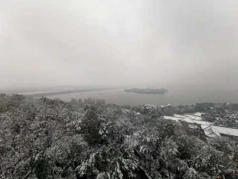 雷峰塔上远眺西湖雪景