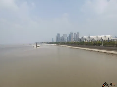 骑行在钱江三桥（西兴大桥）