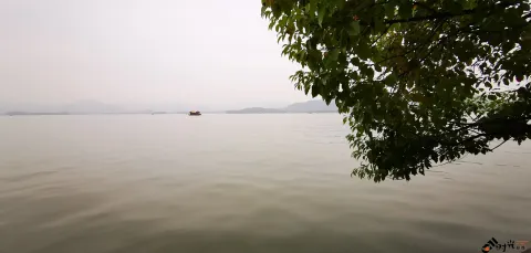 初冬的西湖湖面
