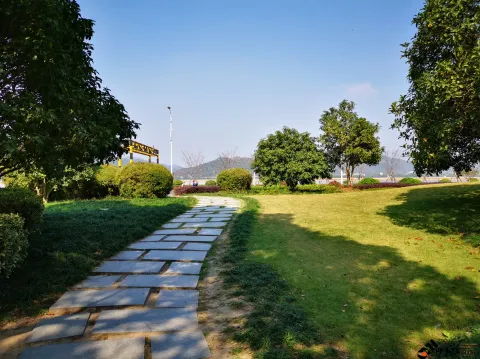 钱塘江大桥南岸的公园景色